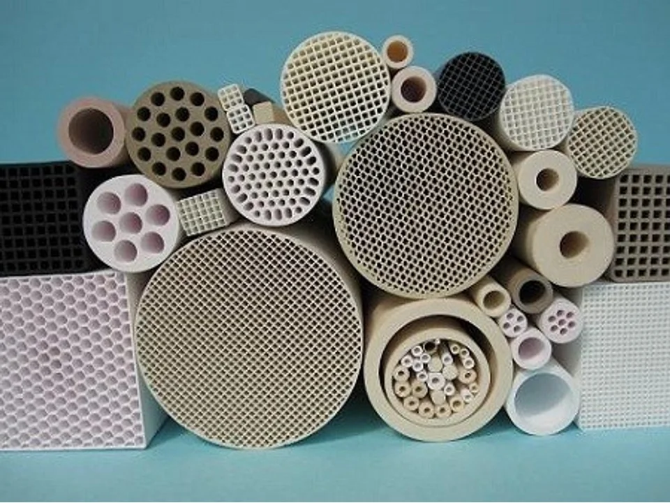 Các hình dạng sứ kỹ thuật trong ảnh giới thiệu của Tân Hoàng Long